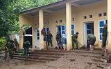 Công an dầm mình trong bùn lầy giúp người dân khắc phục hậu quả lũ lụt